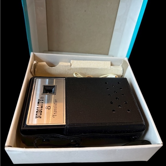 Teal Nobility Model 832N Transistor Radio - Picture 2 of 5